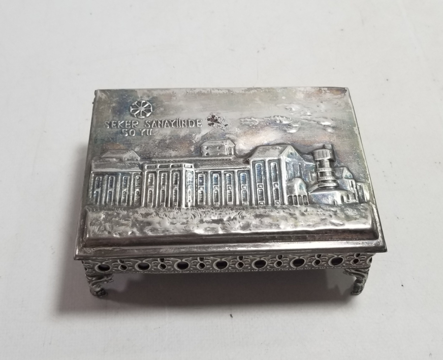 UŞAK ŞEKER FABRİKASININ KURULUŞUNUN 50. YILINA ÖZEL YAPTIRILMIŞ ANTİKA KAPAKLI KUTU