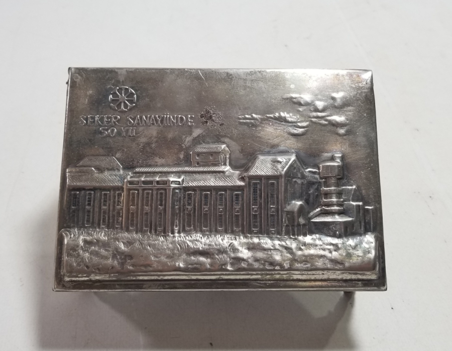 UŞAK ŞEKER FABRİKASININ KURULUŞUNUN 50. YILINA ÖZEL YAPTIRILMIŞ ANTİKA KAPAKLI KUTU