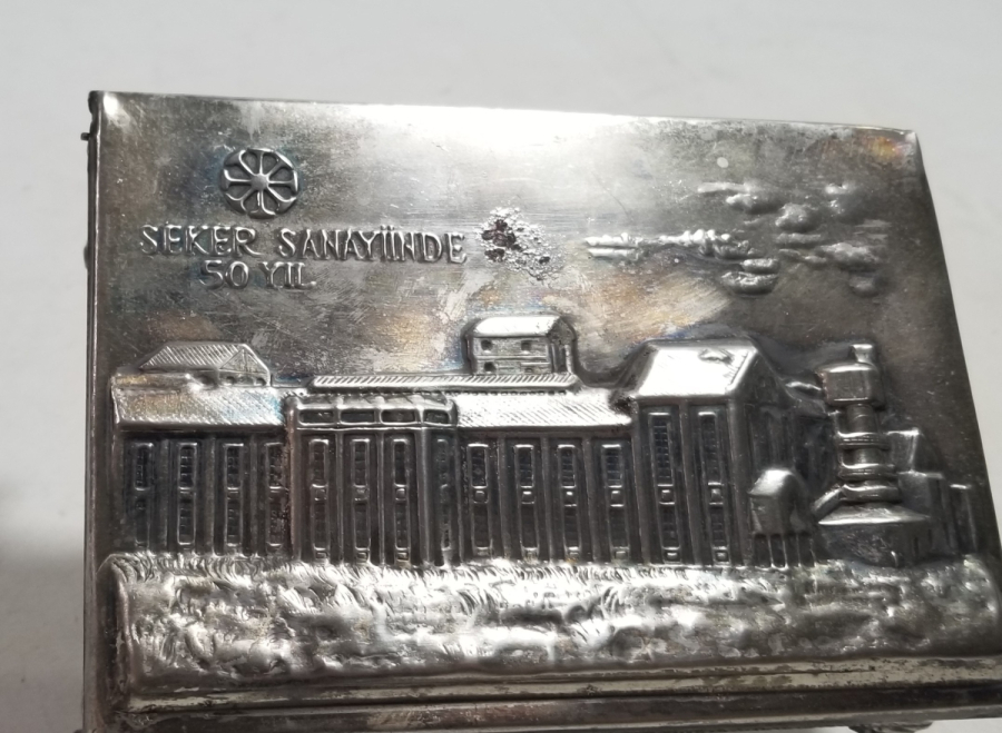 UŞAK ŞEKER FABRİKASININ KURULUŞUNUN 50. YILINA ÖZEL YAPTIRILMIŞ ANTİKA KAPAKLI KUTU