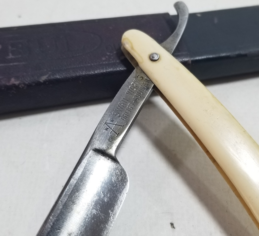 ORİJİNAL KUTUSUNDA FİLDİŞİ SAPLI NADİR USTURA