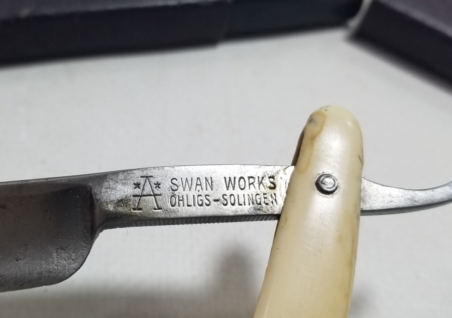 ORİJİNAL KUTUSUNDA FİLDİŞİ SAPLI NADİR USTURA