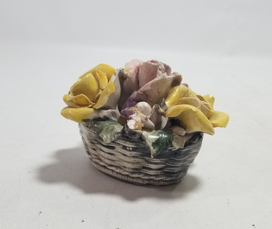 ÇİÇEK BUKETİ FORMUNDA YAPILMIŞ ANTİKA MASA ÜSTÜ PORSELEN BİBLO