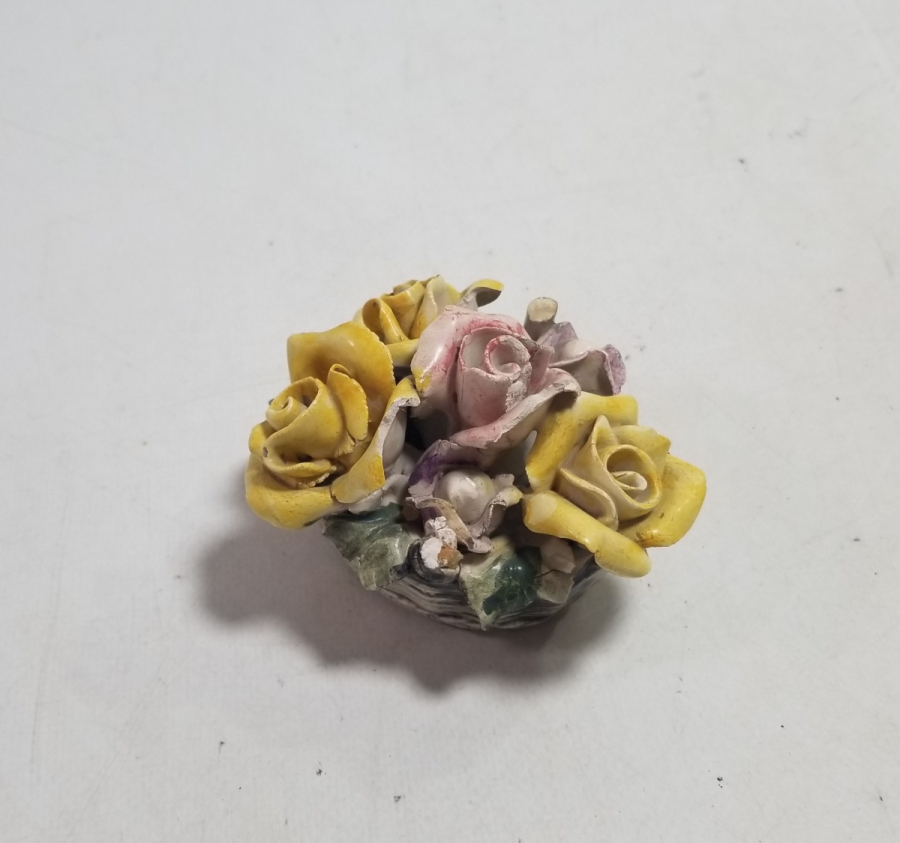 ÇİÇEK BUKETİ FORMUNDA YAPILMIŞ ANTİKA MASA ÜSTÜ PORSELEN BİBLO