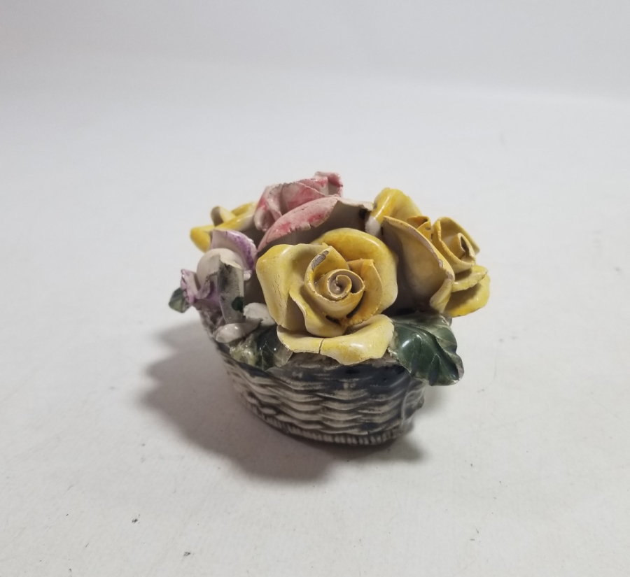 ÇİÇEK BUKETİ FORMUNDA YAPILMIŞ ANTİKA MASA ÜSTÜ PORSELEN BİBLO