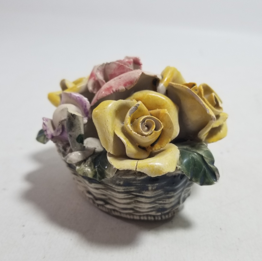 ÇİÇEK BUKETİ FORMUNDA YAPILMIŞ ANTİKA MASA ÜSTÜ PORSELEN BİBLO