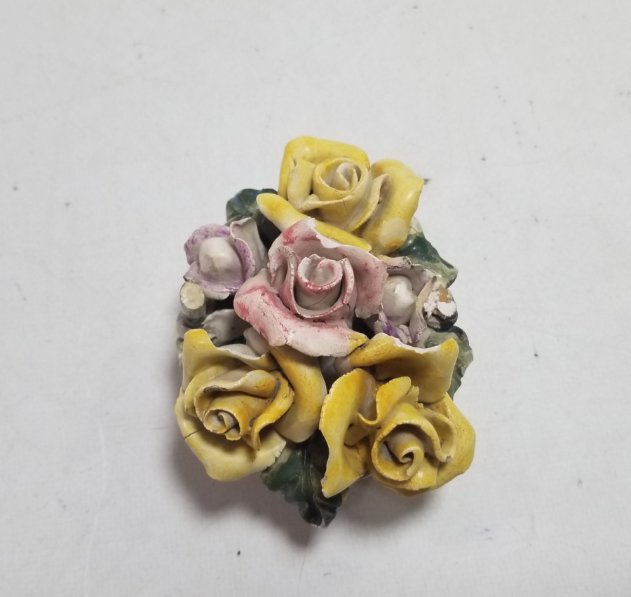 ÇİÇEK BUKETİ FORMUNDA YAPILMIŞ ANTİKA MASA ÜSTÜ PORSELEN BİBLO