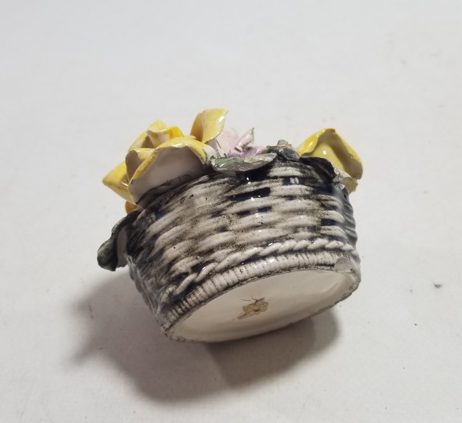 ÇİÇEK BUKETİ FORMUNDA YAPILMIŞ ANTİKA MASA ÜSTÜ PORSELEN BİBLO