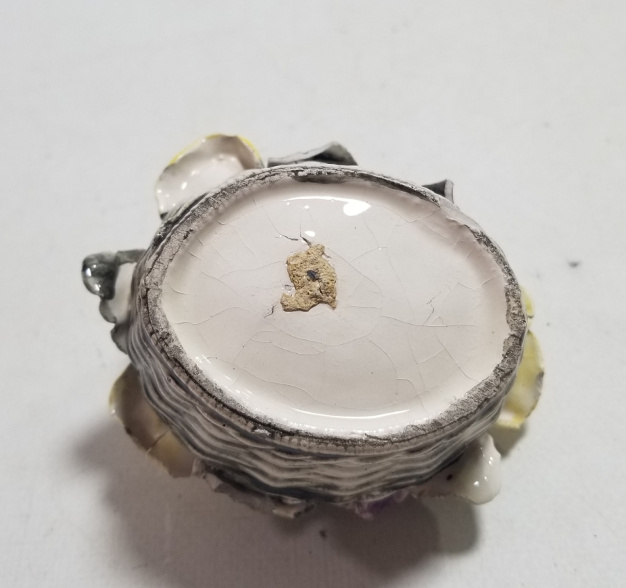 ÇİÇEK BUKETİ FORMUNDA YAPILMIŞ ANTİKA MASA ÜSTÜ PORSELEN BİBLO