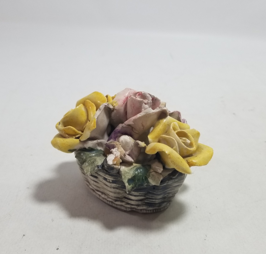 ÇİÇEK BUKETİ FORMUNDA YAPILMIŞ ANTİKA MASA ÜSTÜ PORSELEN BİBLO