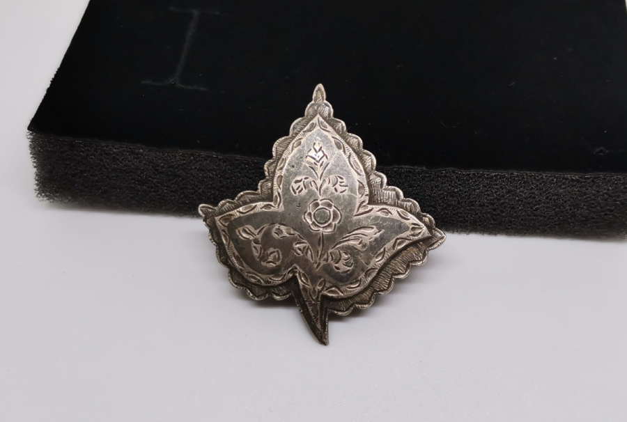 ÇINAR YAPRAĞI FORMUNDA YAPILMIŞ OSMANLI DÖNEMİ SAVATLI GÜMÜŞ BROŞ