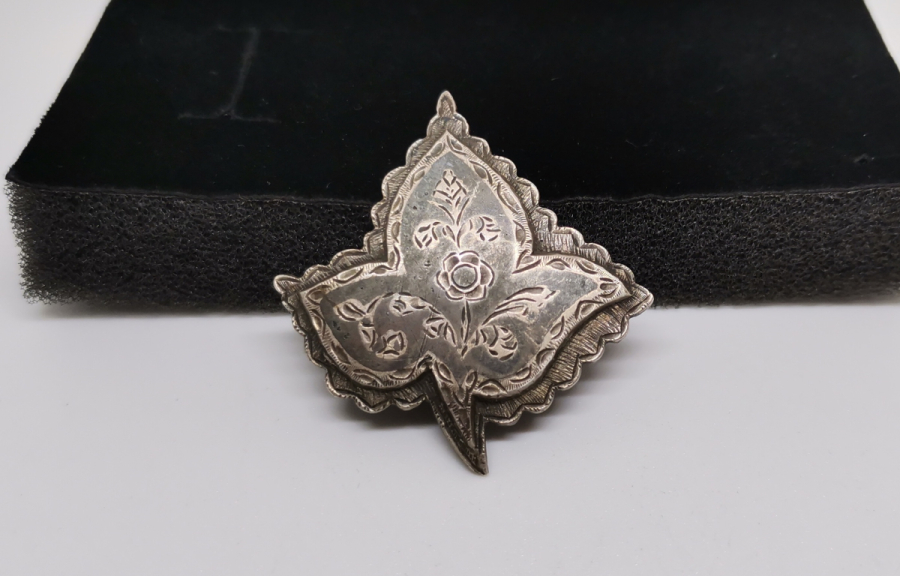 ÇINAR YAPRAĞI FORMUNDA YAPILMIŞ OSMANLI DÖNEMİ SAVATLI GÜMÜŞ BROŞ