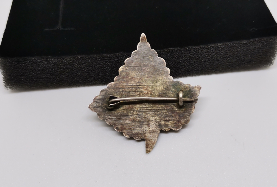 ÇINAR YAPRAĞI FORMUNDA YAPILMIŞ OSMANLI DÖNEMİ SAVATLI GÜMÜŞ BROŞ