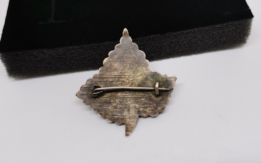 ÇINAR YAPRAĞI FORMUNDA YAPILMIŞ OSMANLI DÖNEMİ SAVATLI GÜMÜŞ BROŞ