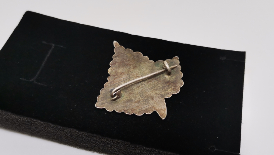 ÇINAR YAPRAĞI FORMUNDA YAPILMIŞ OSMANLI DÖNEMİ SAVATLI GÜMÜŞ BROŞ