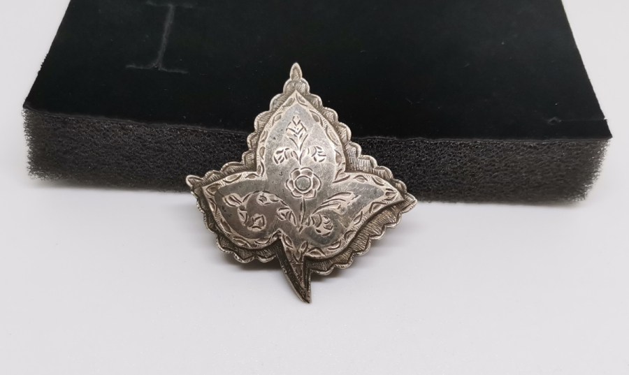 ÇINAR YAPRAĞI FORMUNDA YAPILMIŞ OSMANLI DÖNEMİ SAVATLI GÜMÜŞ BROŞ