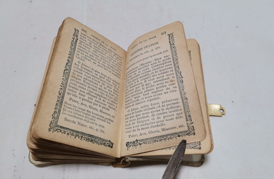 NADİR TİPTE ANTİKA İNCİL