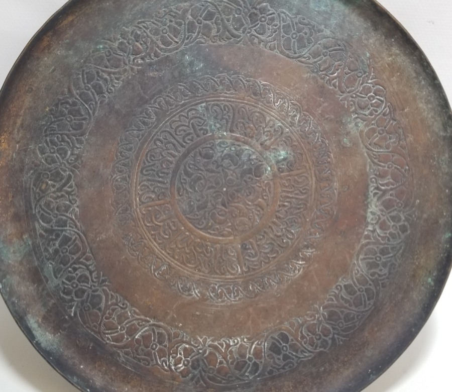 OSMANLI DÖNEMİ KABARTMA İŞÇİLİKLİ VE ÜZERİ YAZILI NADİR TİPTE BAKIR KAHVE TEPSİSİ