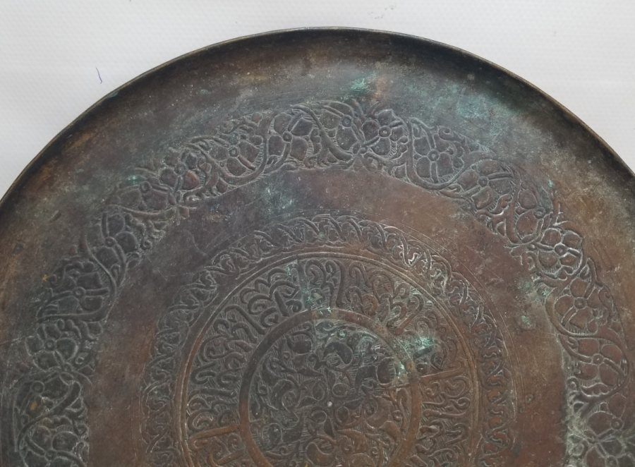 OSMANLI DÖNEMİ KABARTMA İŞÇİLİKLİ VE ÜZERİ YAZILI NADİR TİPTE BAKIR KAHVE TEPSİSİ