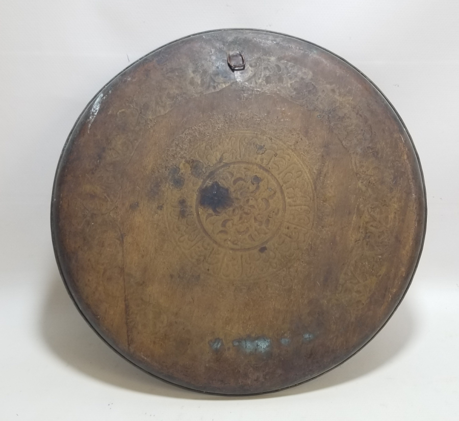 OSMANLI DÖNEMİ KABARTMA İŞÇİLİKLİ VE ÜZERİ YAZILI NADİR TİPTE BAKIR KAHVE TEPSİSİ