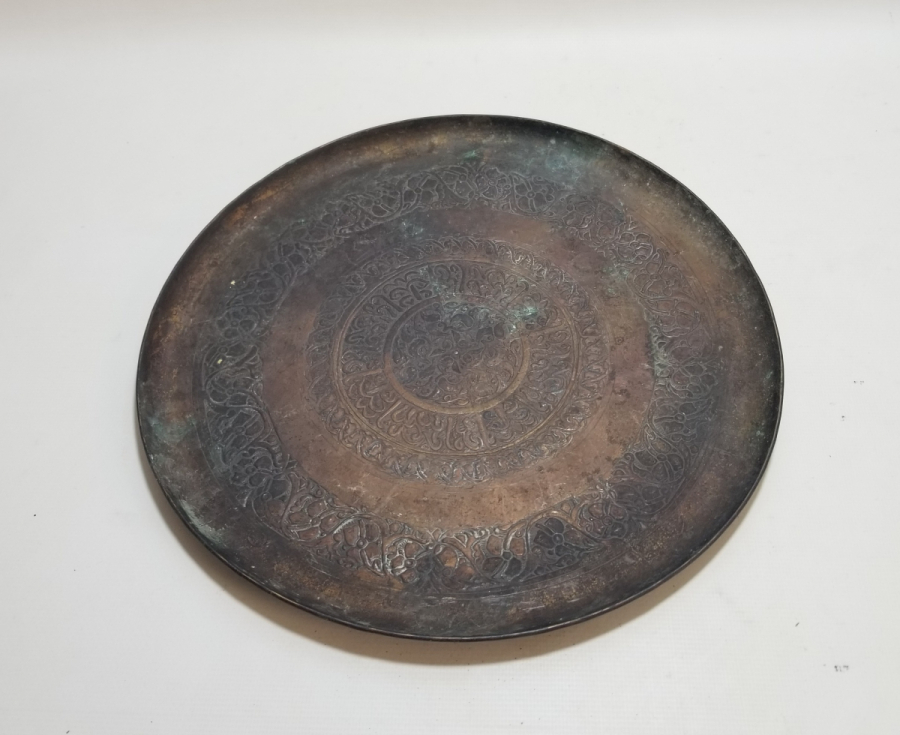 OSMANLI DÖNEMİ KABARTMA İŞÇİLİKLİ VE ÜZERİ YAZILI NADİR TİPTE BAKIR KAHVE TEPSİSİ