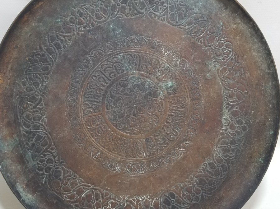 OSMANLI DÖNEMİ KABARTMA İŞÇİLİKLİ VE ÜZERİ YAZILI NADİR TİPTE BAKIR KAHVE TEPSİSİ