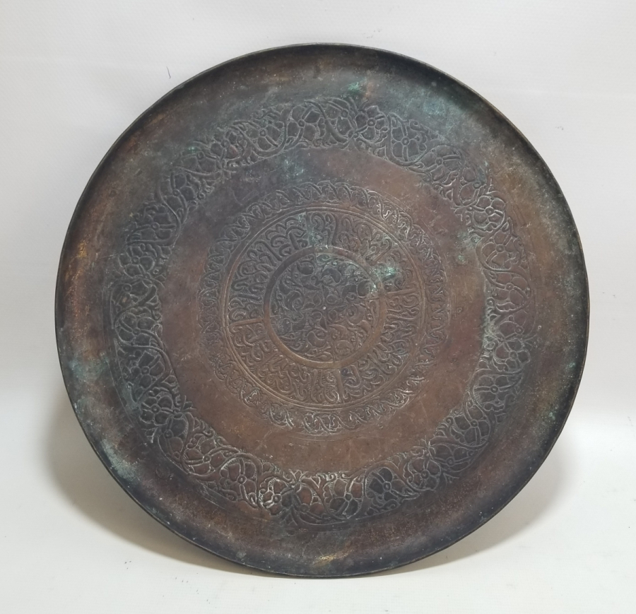 OSMANLI DÖNEMİ KABARTMA İŞÇİLİKLİ VE ÜZERİ YAZILI NADİR TİPTE BAKIR KAHVE TEPSİSİ