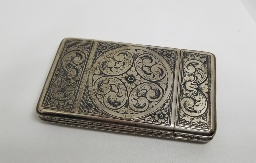 NADİR TİPTE ÖZEL YAPIM KALEM İŞÇİLİKLİ VE KİBRİT GÖZLÜ ANTİKA GÜMÜŞ SİGARA TABAKASI