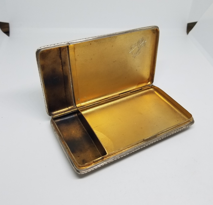 NADİR TİPTE ÖZEL YAPIM KALEM İŞÇİLİKLİ VE KİBRİT GÖZLÜ ANTİKA GÜMÜŞ SİGARA TABAKASI