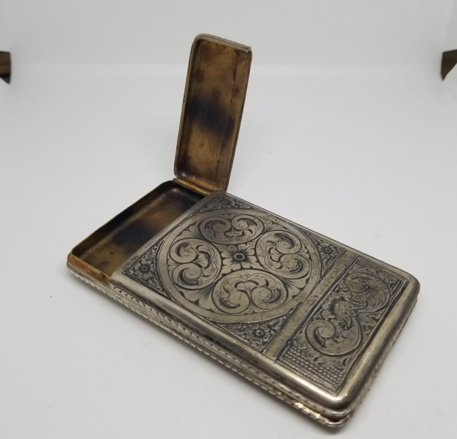 NADİR TİPTE ÖZEL YAPIM KALEM İŞÇİLİKLİ VE KİBRİT GÖZLÜ ANTİKA GÜMÜŞ SİGARA TABAKASI