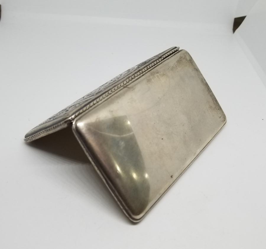 NADİR TİPTE ÖZEL YAPIM KALEM İŞÇİLİKLİ VE KİBRİT GÖZLÜ ANTİKA GÜMÜŞ SİGARA TABAKASI