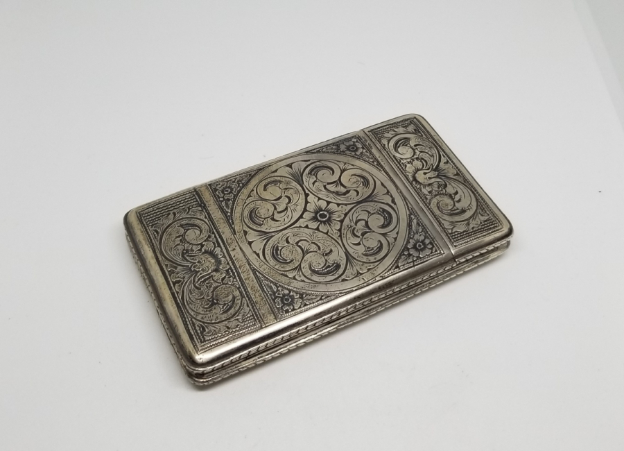 NADİR TİPTE ÖZEL YAPIM KALEM İŞÇİLİKLİ VE KİBRİT GÖZLÜ ANTİKA GÜMÜŞ SİGARA TABAKASI