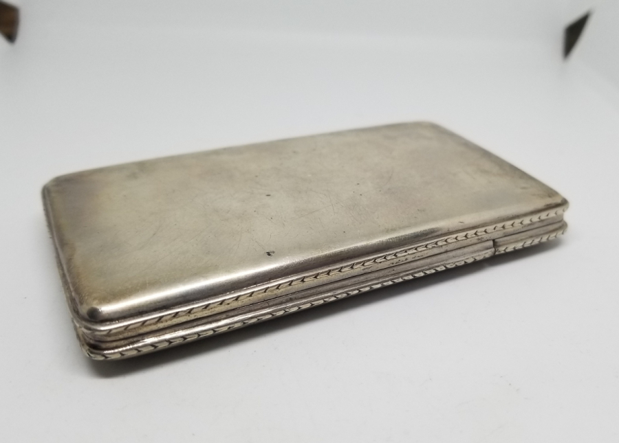 NADİR TİPTE ÖZEL YAPIM KALEM İŞÇİLİKLİ VE KİBRİT GÖZLÜ ANTİKA GÜMÜŞ SİGARA TABAKASI