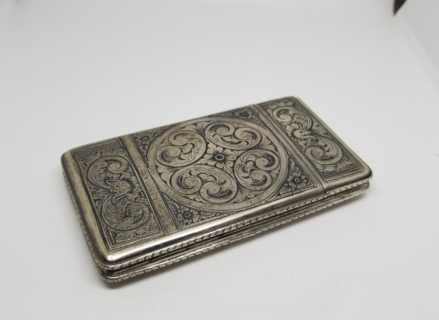 NADİR TİPTE ÖZEL YAPIM KALEM İŞÇİLİKLİ VE KİBRİT GÖZLÜ ANTİKA GÜMÜŞ SİGARA TABAKASI