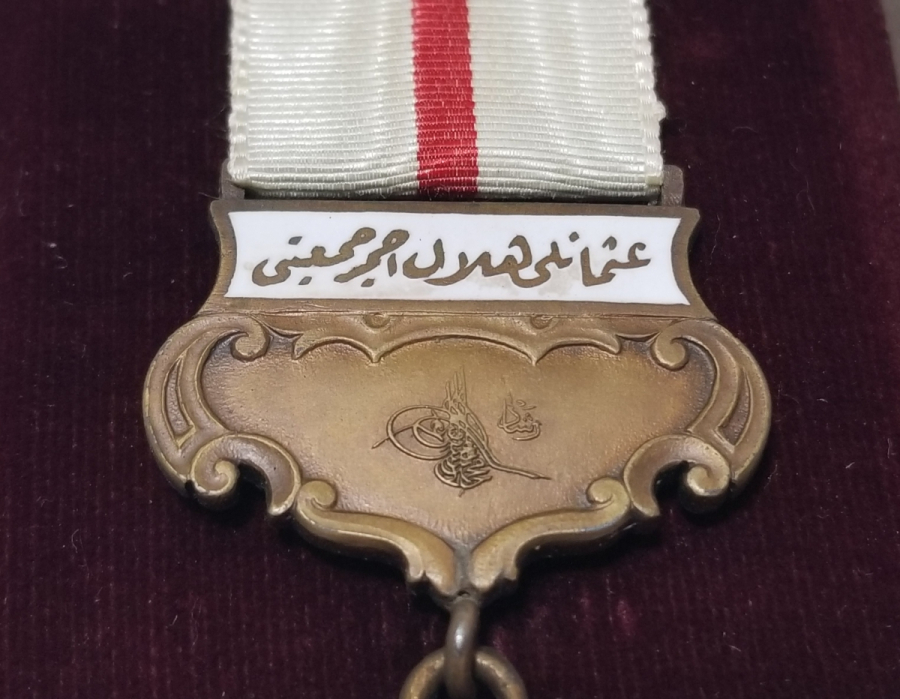 NADİR TİPTE ASKISI ÇİFT YAZILI ORİJİNAL KUTUSUNDA HİLAL-İ AHMER MADALYASI