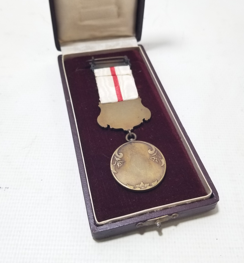 NADİR TİPTE ASKISI ÇİFT YAZILI ORİJİNAL KUTUSUNDA HİLAL-İ AHMER MADALYASI