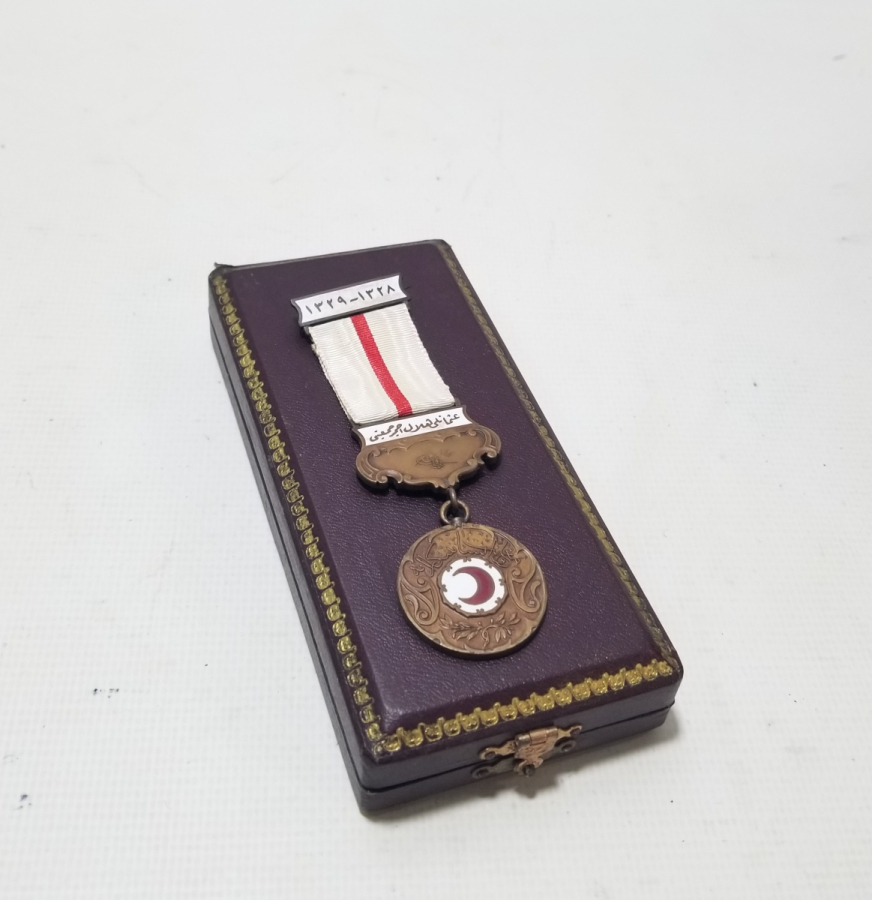 NADİR TİPTE ASKISI ÇİFT YAZILI ORİJİNAL KUTUSUNDA HİLAL-İ AHMER MADALYASI