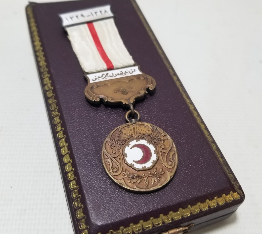 NADİR TİPTE ASKISI ÇİFT YAZILI ORİJİNAL KUTUSUNDA HİLAL-İ AHMER MADALYASI