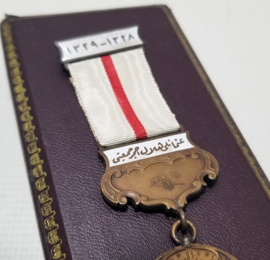 NADİR TİPTE ASKISI ÇİFT YAZILI ORİJİNAL KUTUSUNDA HİLAL-İ AHMER MADALYASI