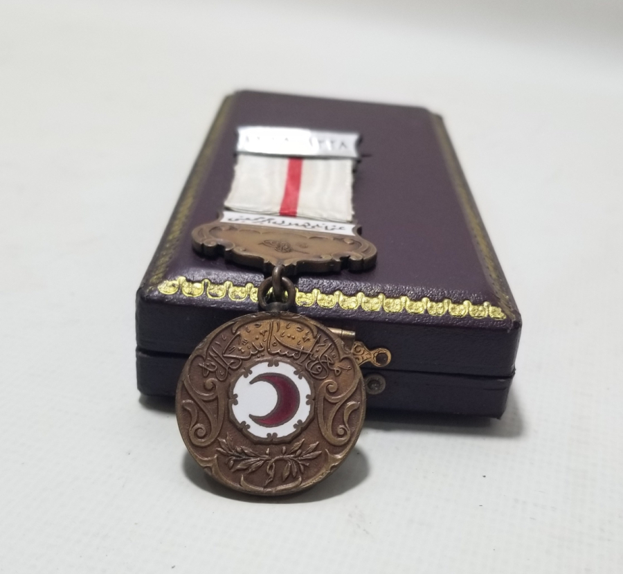 NADİR TİPTE ASKISI ÇİFT YAZILI ORİJİNAL KUTUSUNDA HİLAL-İ AHMER MADALYASI