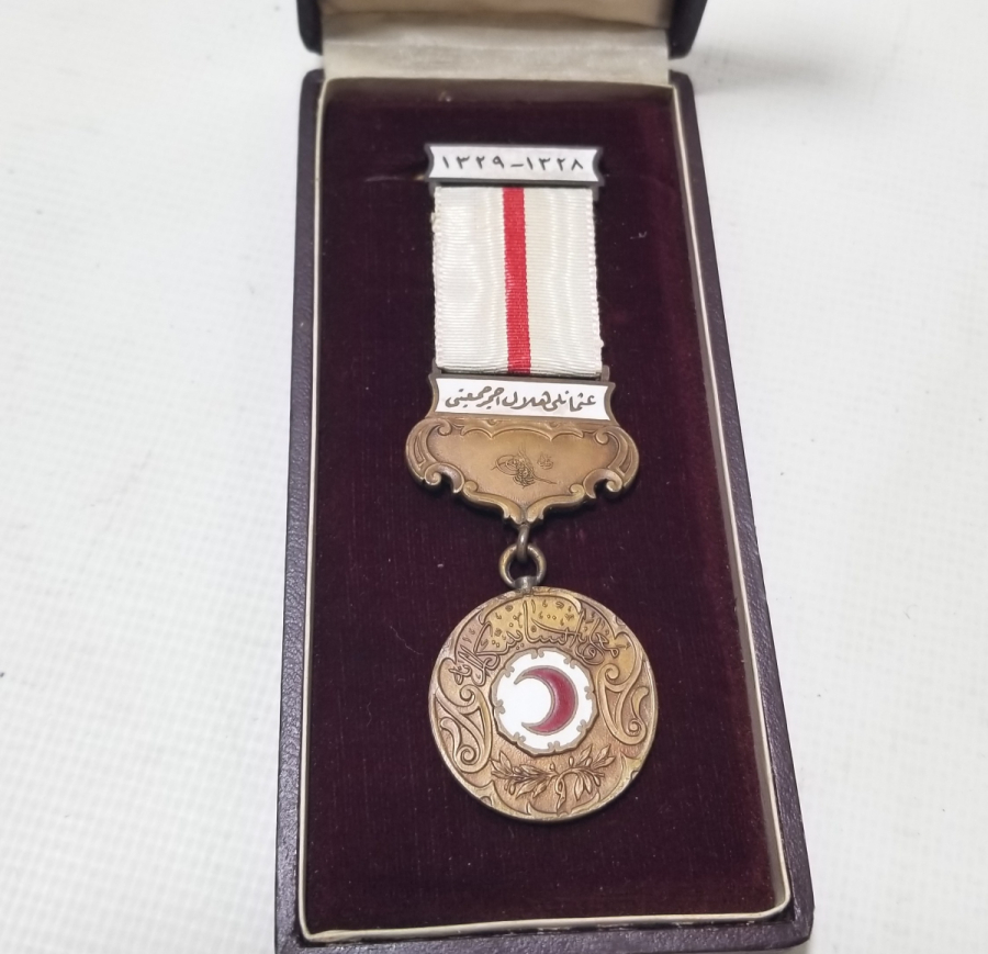 NADİR TİPTE ASKISI ÇİFT YAZILI ORİJİNAL KUTUSUNDA HİLAL-İ AHMER MADALYASI