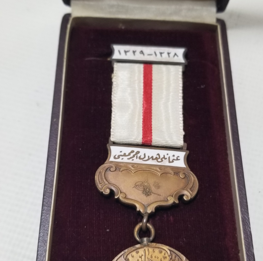 NADİR TİPTE ASKISI ÇİFT YAZILI ORİJİNAL KUTUSUNDA HİLAL-İ AHMER MADALYASI