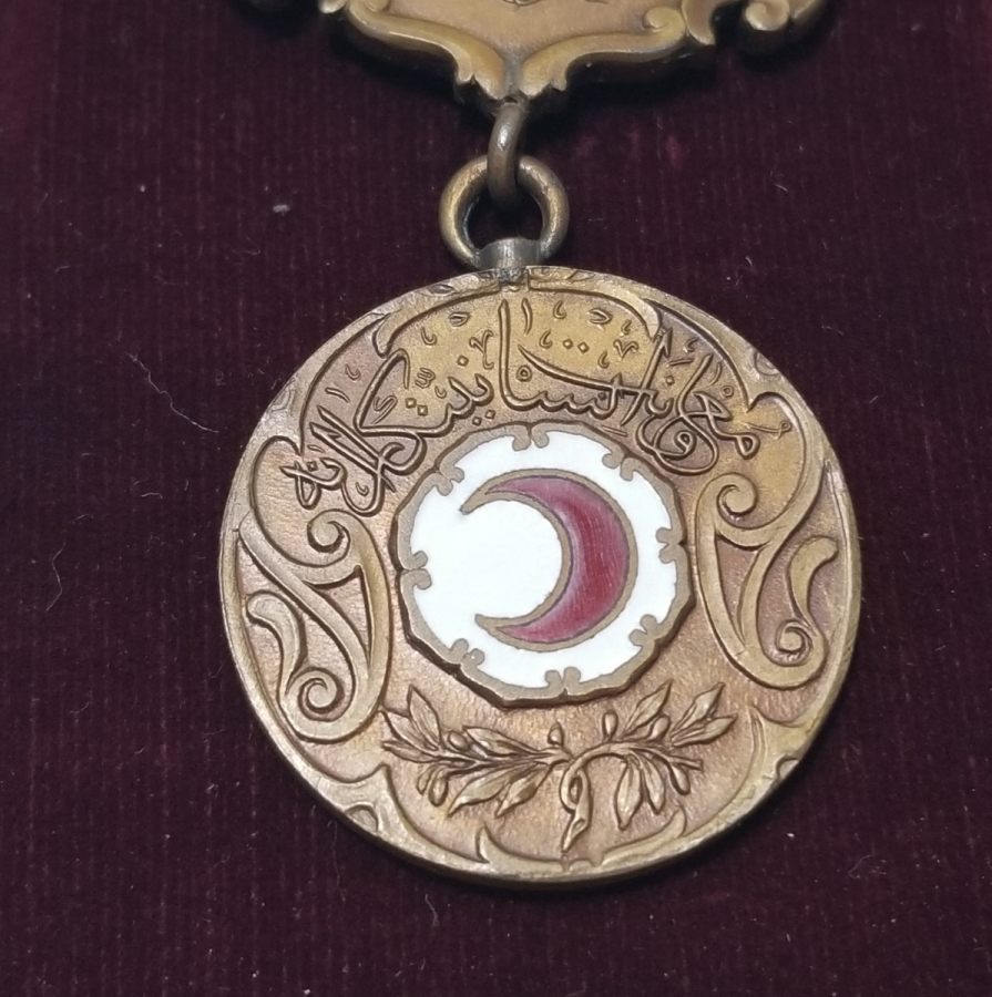 NADİR TİPTE ASKISI ÇİFT YAZILI ORİJİNAL KUTUSUNDA HİLAL-İ AHMER MADALYASI