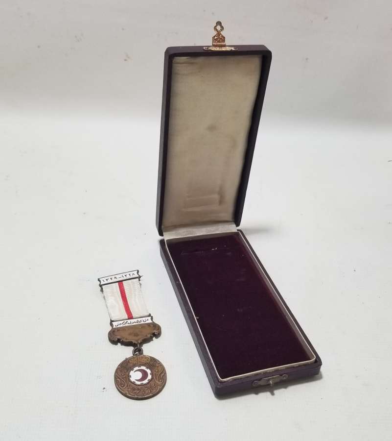 NADİR TİPTE ASKISI ÇİFT YAZILI ORİJİNAL KUTUSUNDA HİLAL-İ AHMER MADALYASI