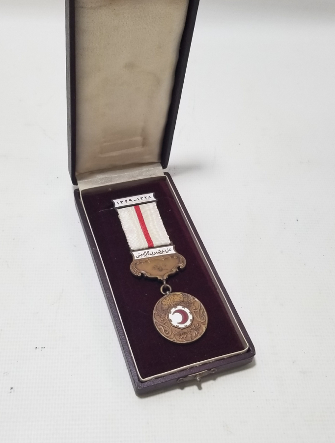 NADİR TİPTE ASKISI ÇİFT YAZILI ORİJİNAL KUTUSUNDA HİLAL-İ AHMER MADALYASI