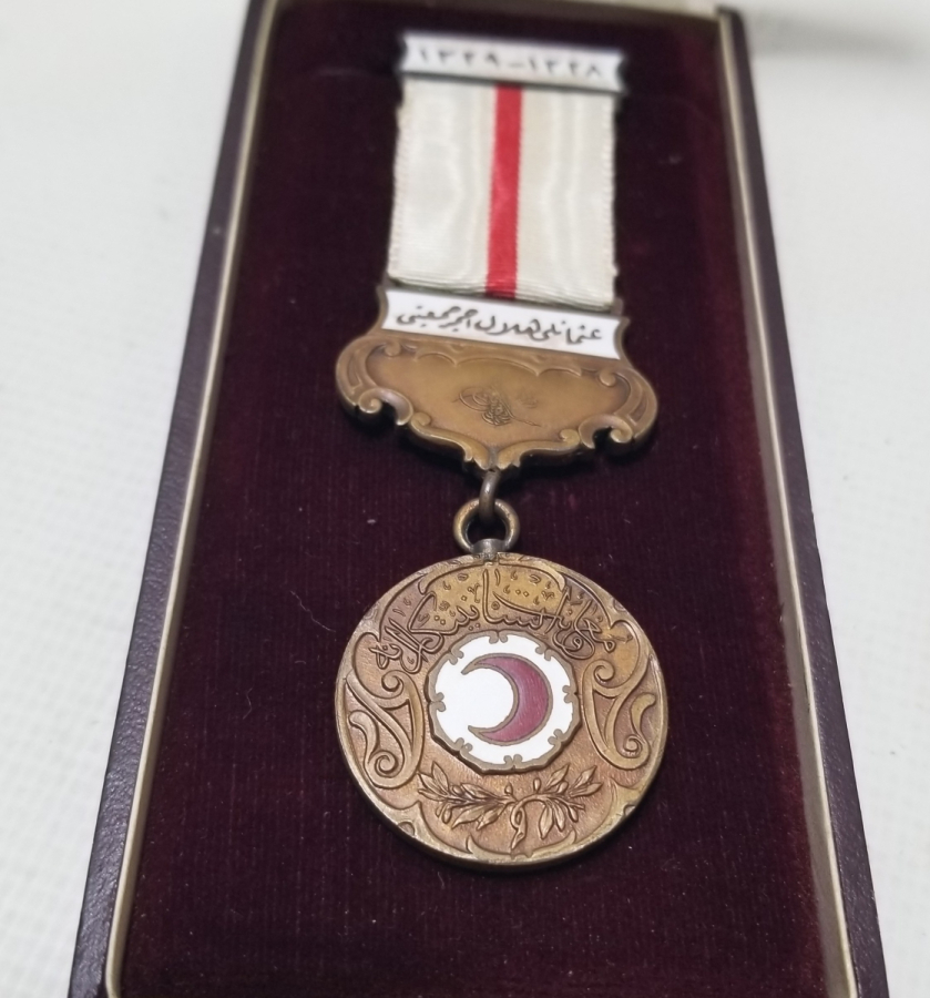 NADİR TİPTE ASKISI ÇİFT YAZILI ORİJİNAL KUTUSUNDA HİLAL-İ AHMER MADALYASI