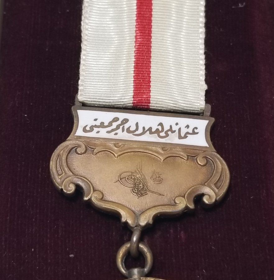 NADİR TİPTE ASKISI ÇİFT YAZILI ORİJİNAL KUTUSUNDA HİLAL-İ AHMER MADALYASI