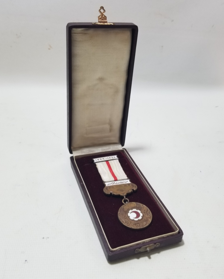 NADİR TİPTE ASKISI ÇİFT YAZILI ORİJİNAL KUTUSUNDA HİLAL-İ AHMER MADALYASI