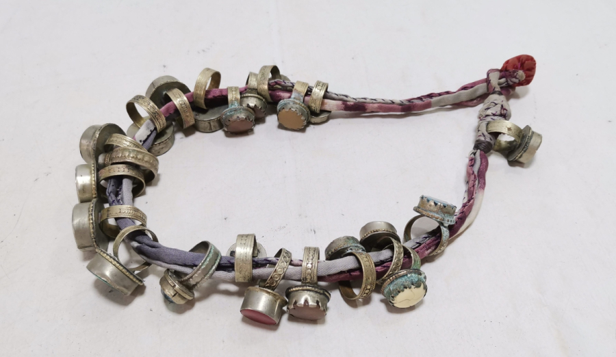 ÜZERİNDE ONLARCA YÜZÜK BULUNAN OSMANLI DÖNEMİ YÜZÜKÇÜ BAĞI