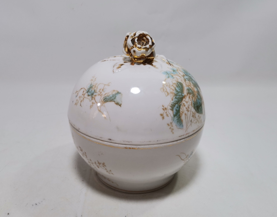 ÜZERİ ALTIN VARAKLI ANTİKA KAPAKLI BONBONİYER