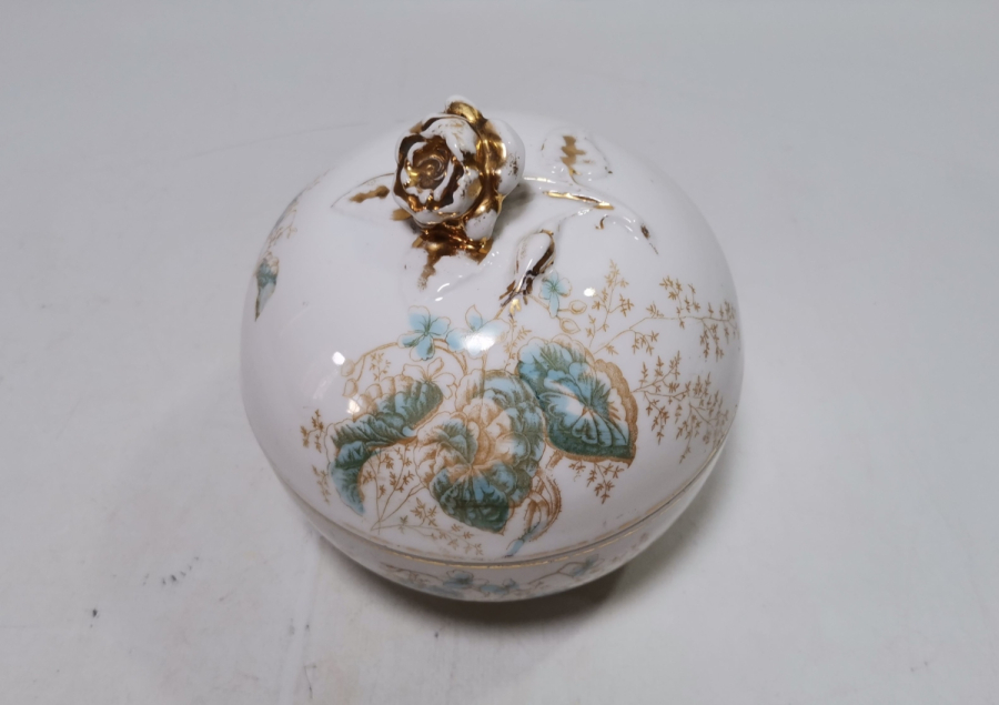 ÜZERİ ALTIN VARAKLI ANTİKA KAPAKLI BONBONİYER